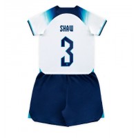 England Luke Shaw #3 Replika babykläder Hemmaställ Barn VM 2022 Kortärmad (+ korta byxor)